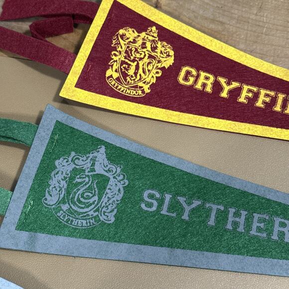 Harry Potter Set Of 4 House Banners Hufflepuff Ravenclaw Slytherin Gryffindor - Picture 10 of 10